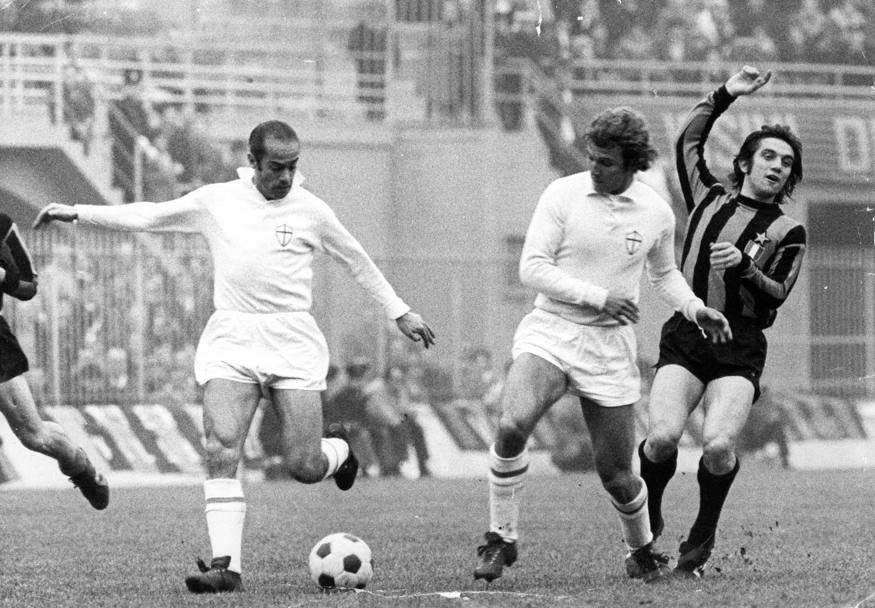 La maglia della Sampdoria  bianca ma l&#39;umore di Suarez  nero. Andarsene via cos dall&#39;Inter (mentre  in vacanza Fraizzoli gli comunica via fax che  stato venduto) non  stato bello... Con i doriani giocher tre stagioni, dal 1971 al 1974, contribuendo alle tre salvezze (Rcs)